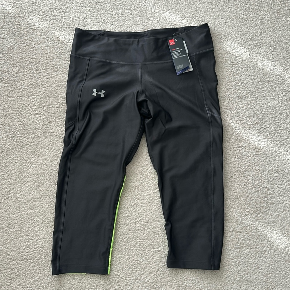 Women’s Under Armor compression capri workout pants XL NWT